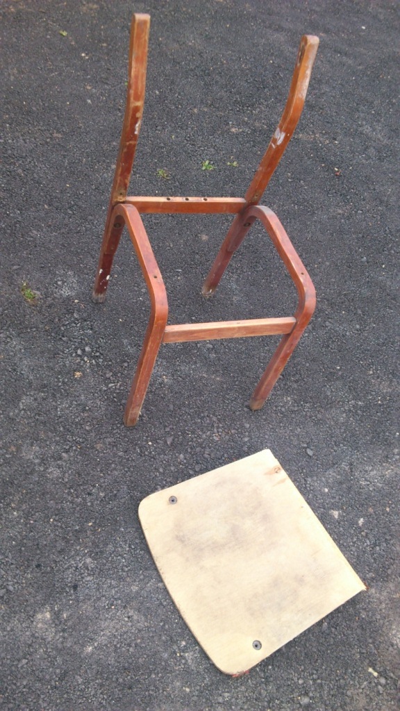 По правилам охраны труда нельзя сидеть на сломаных стульях